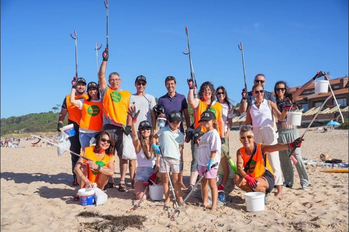 Voluntarios de Mi Pueblo Limpio tras la limpieza de la playa