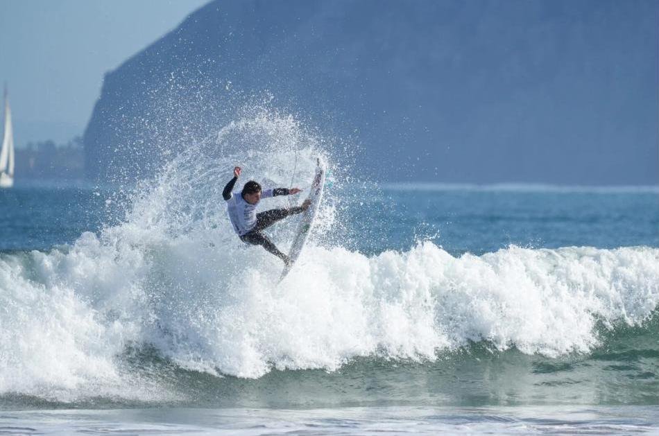 Surfista en el aire sobre la espuma en Laredo