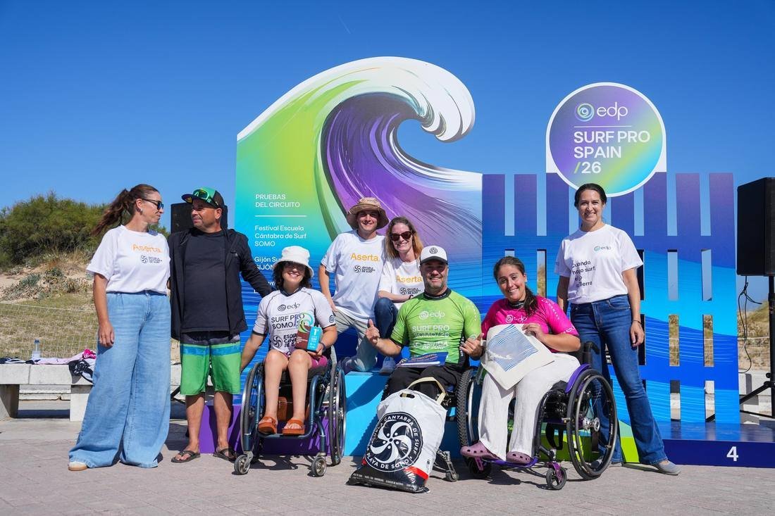 Podio de parasurfing en Somo con sillas de playa adaptadas